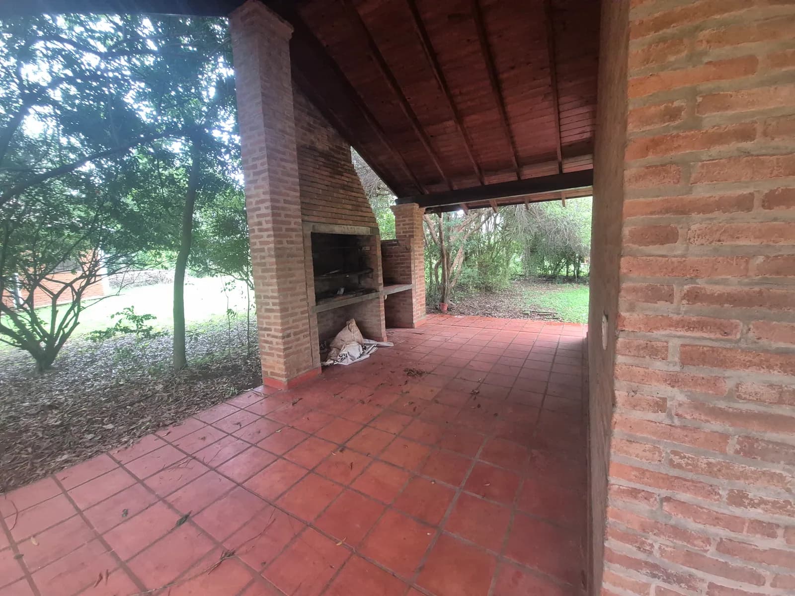 Quincho con parrilla de ladrillo