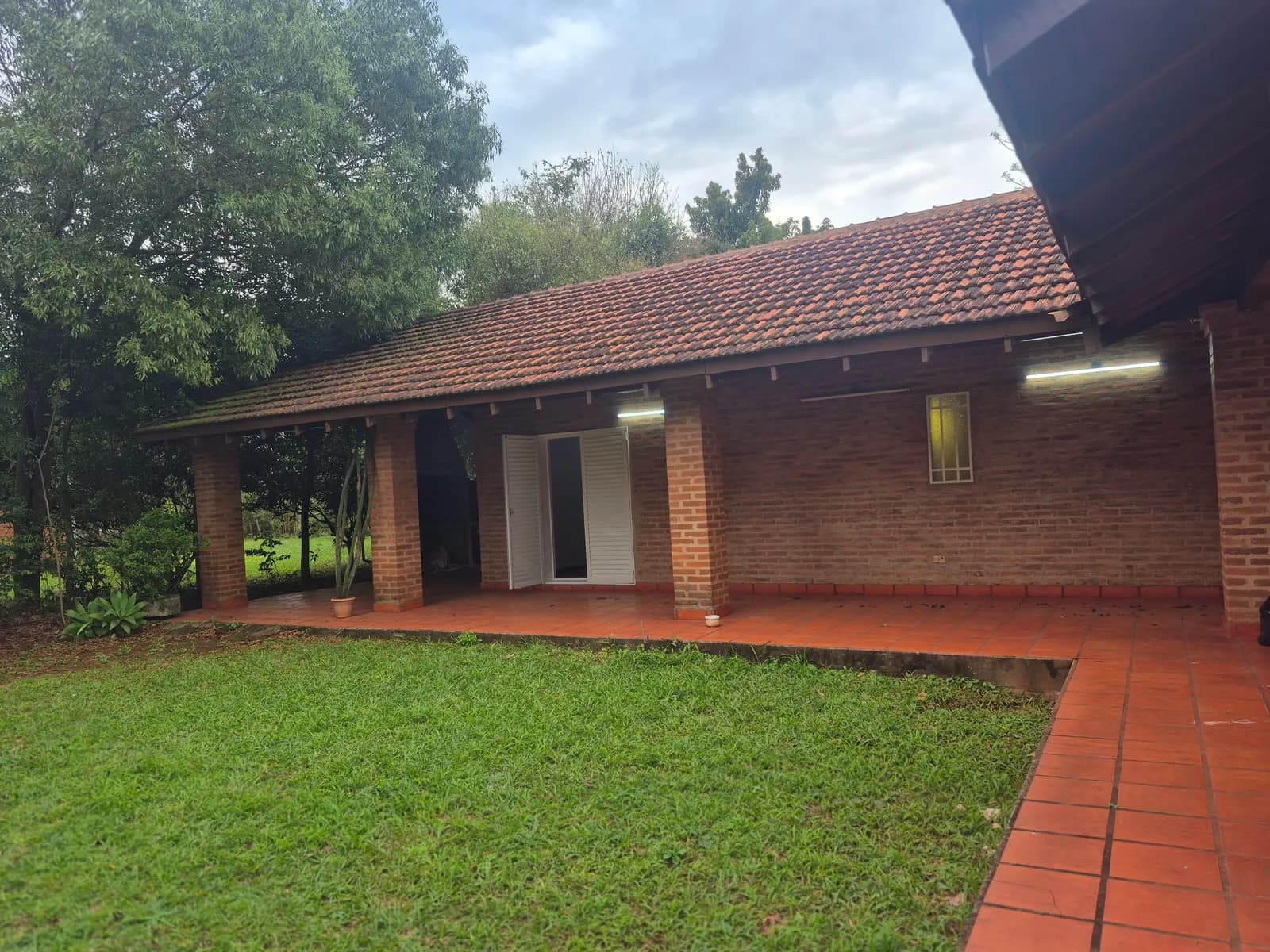 Casa de ladrillo con amplio jardín