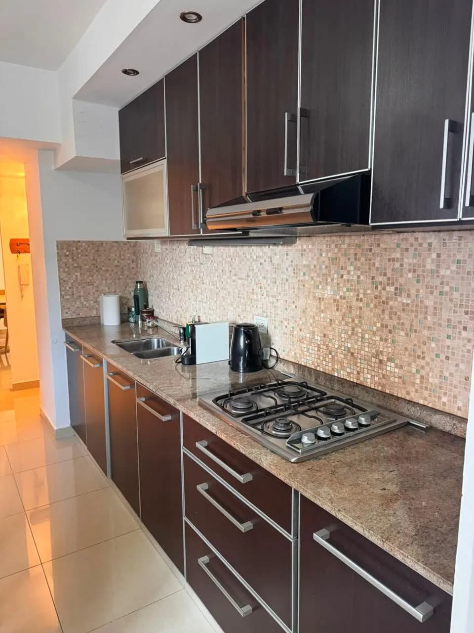 Cocina moderna con muebles oscuros