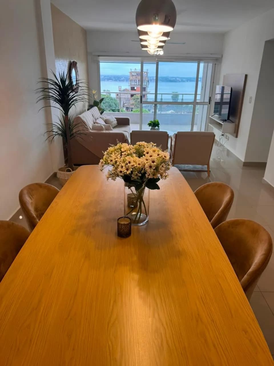 Comedor moderno con vista al agua
