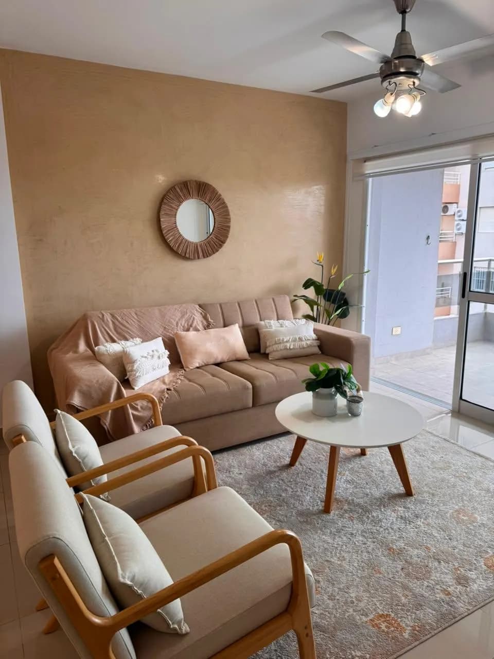 Sala de estar moderna y acogedora
