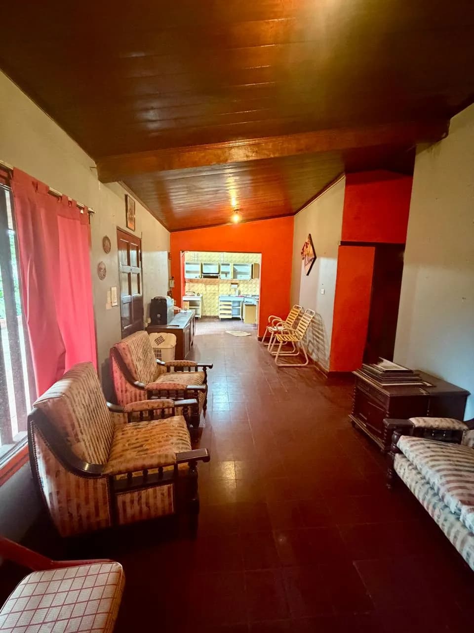 Sala amplia con techo de madera