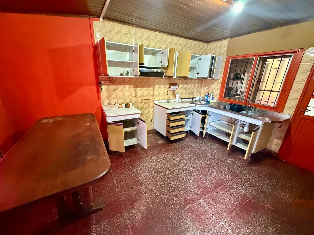 Cocina amplia con mesa de madera