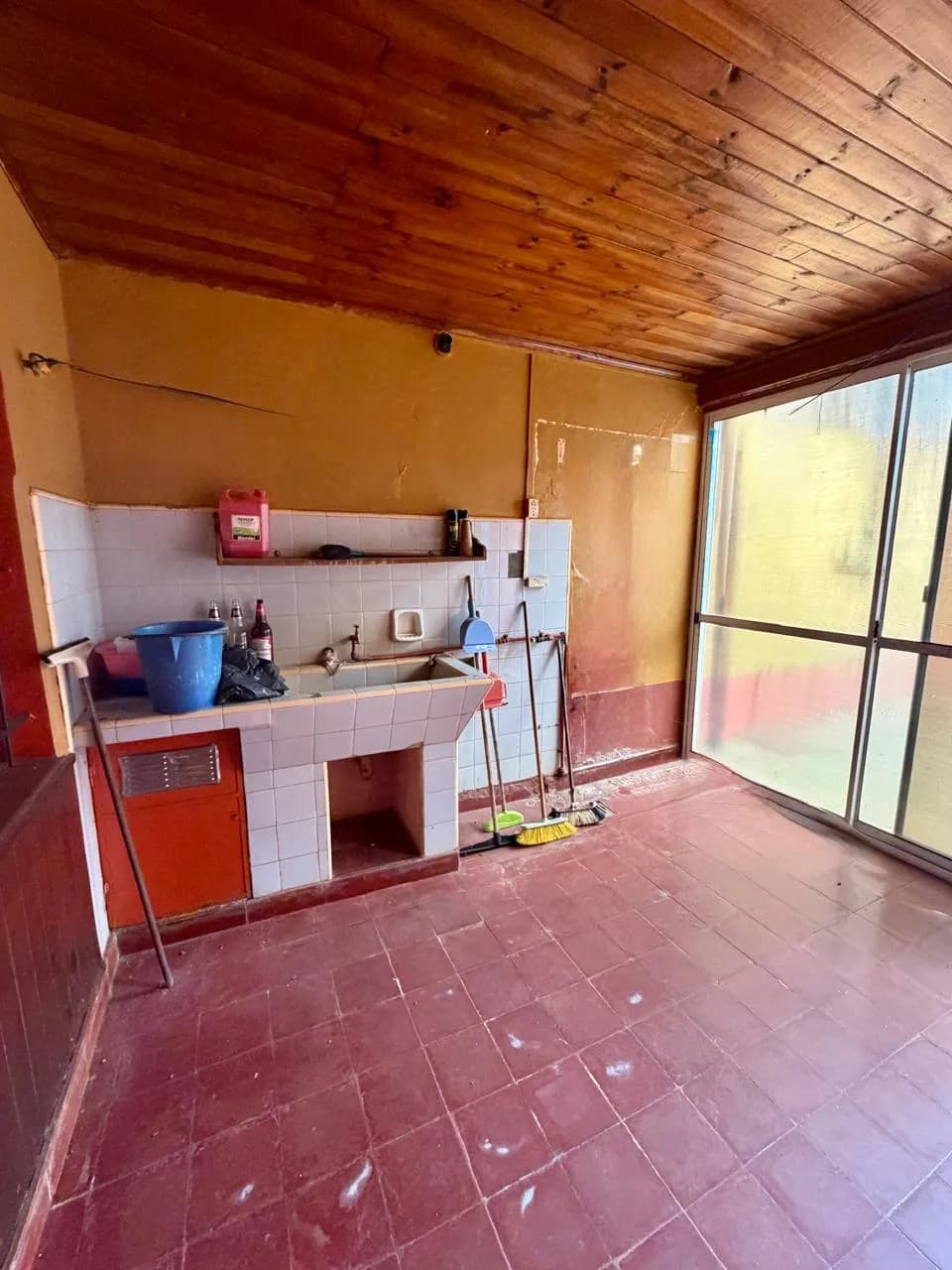 Lavadero interior con techo de madera