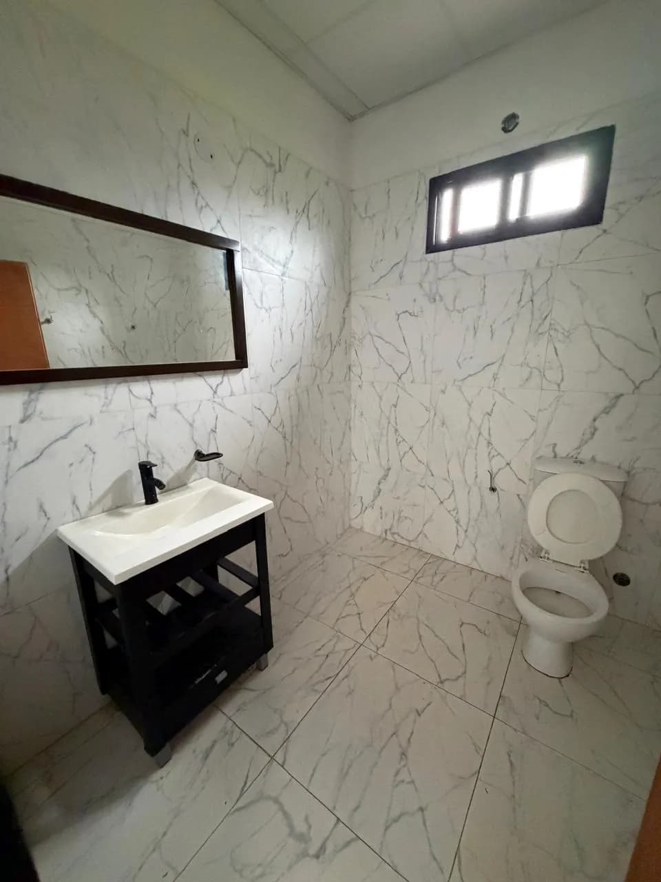 Baño moderno con revestimiento de mármol