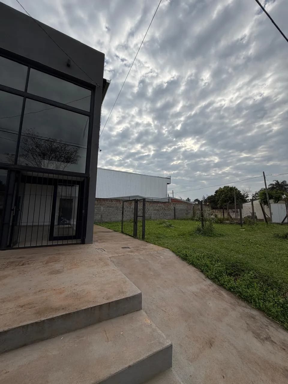 Propiedad moderna con amplio jardín