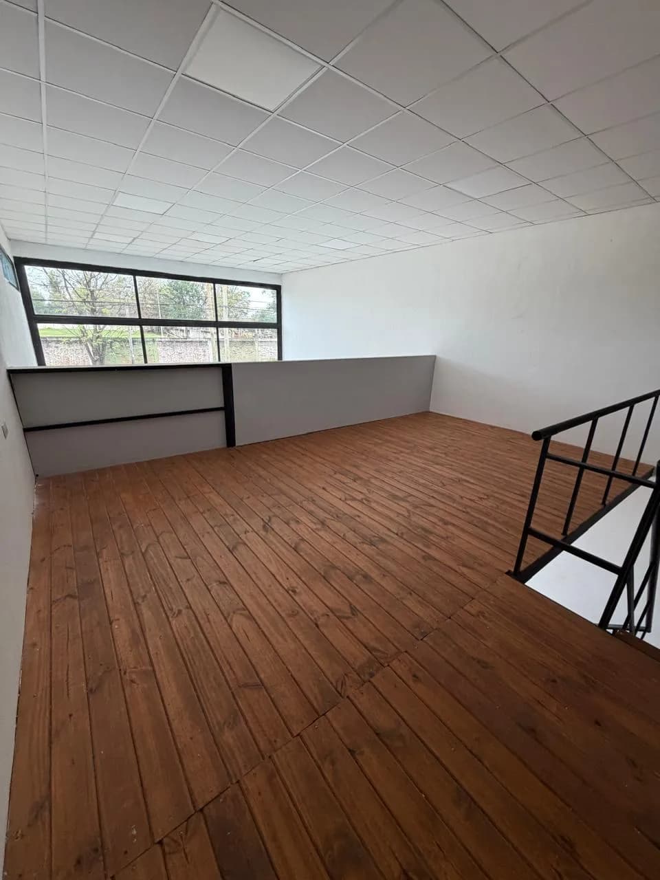 Amplio mezzanine con piso de madera