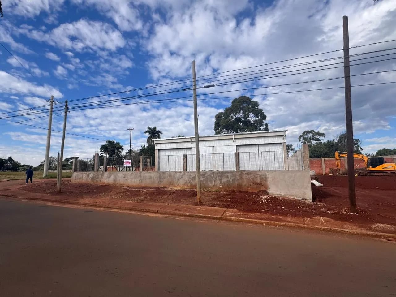 Galpón comercial con amplio terreno