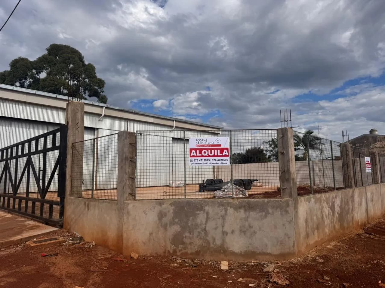 Terreno cercado con galpón en alquiler