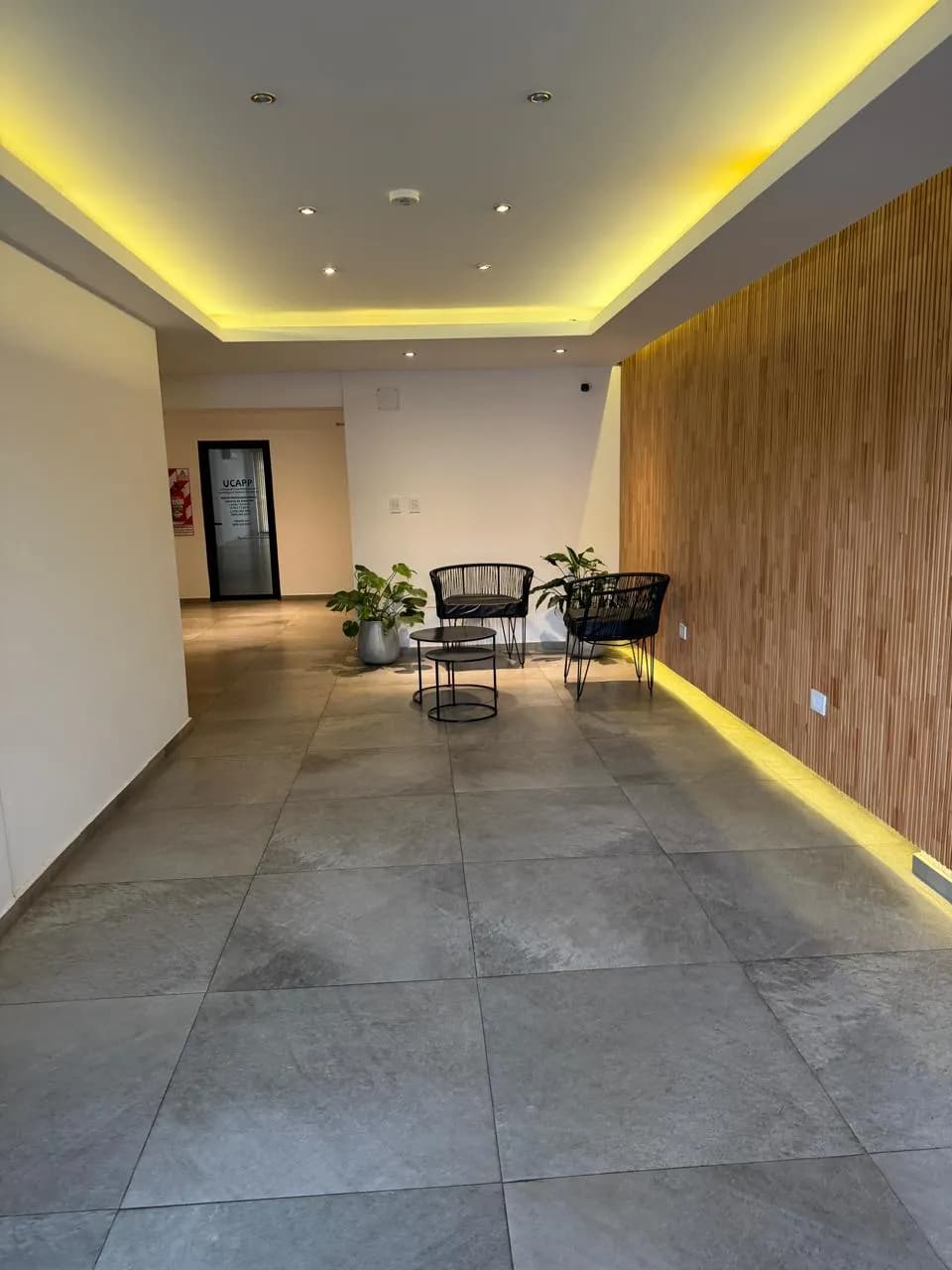 Hall de entrada moderno y luminoso