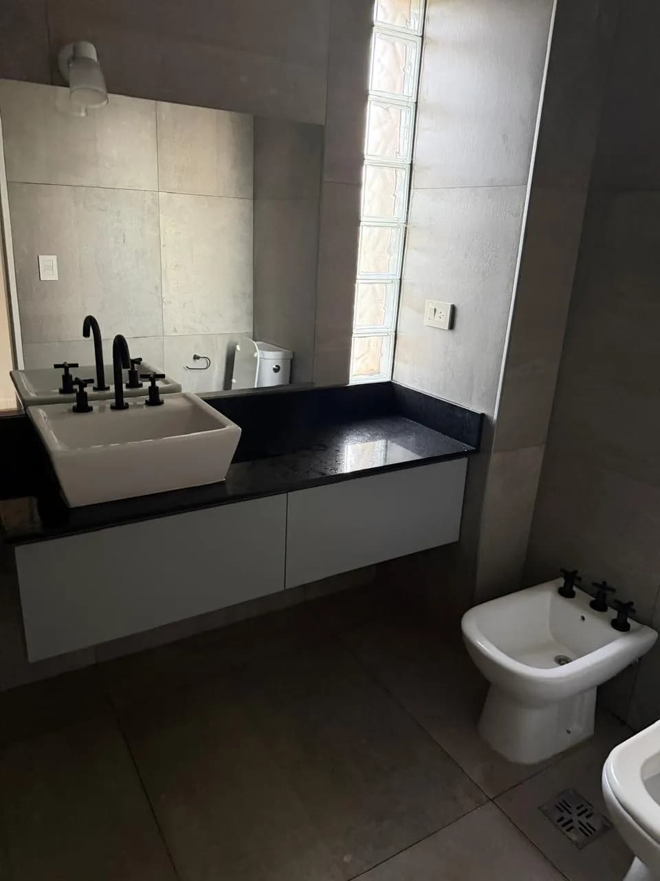 Baño moderno con grifería negra