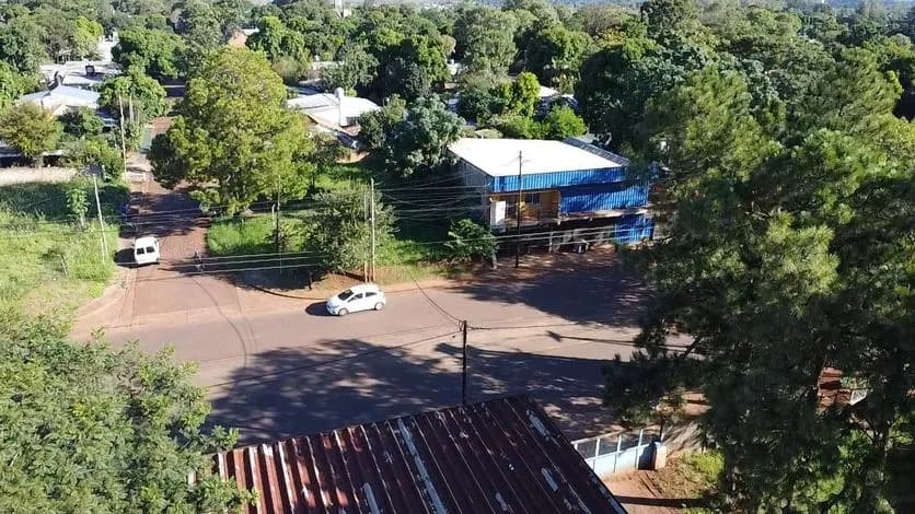 Vista aérea de zona residencial arbolada