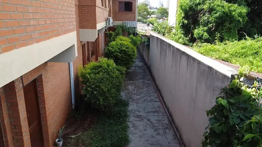 Pasillo exterior de ladrillo visto