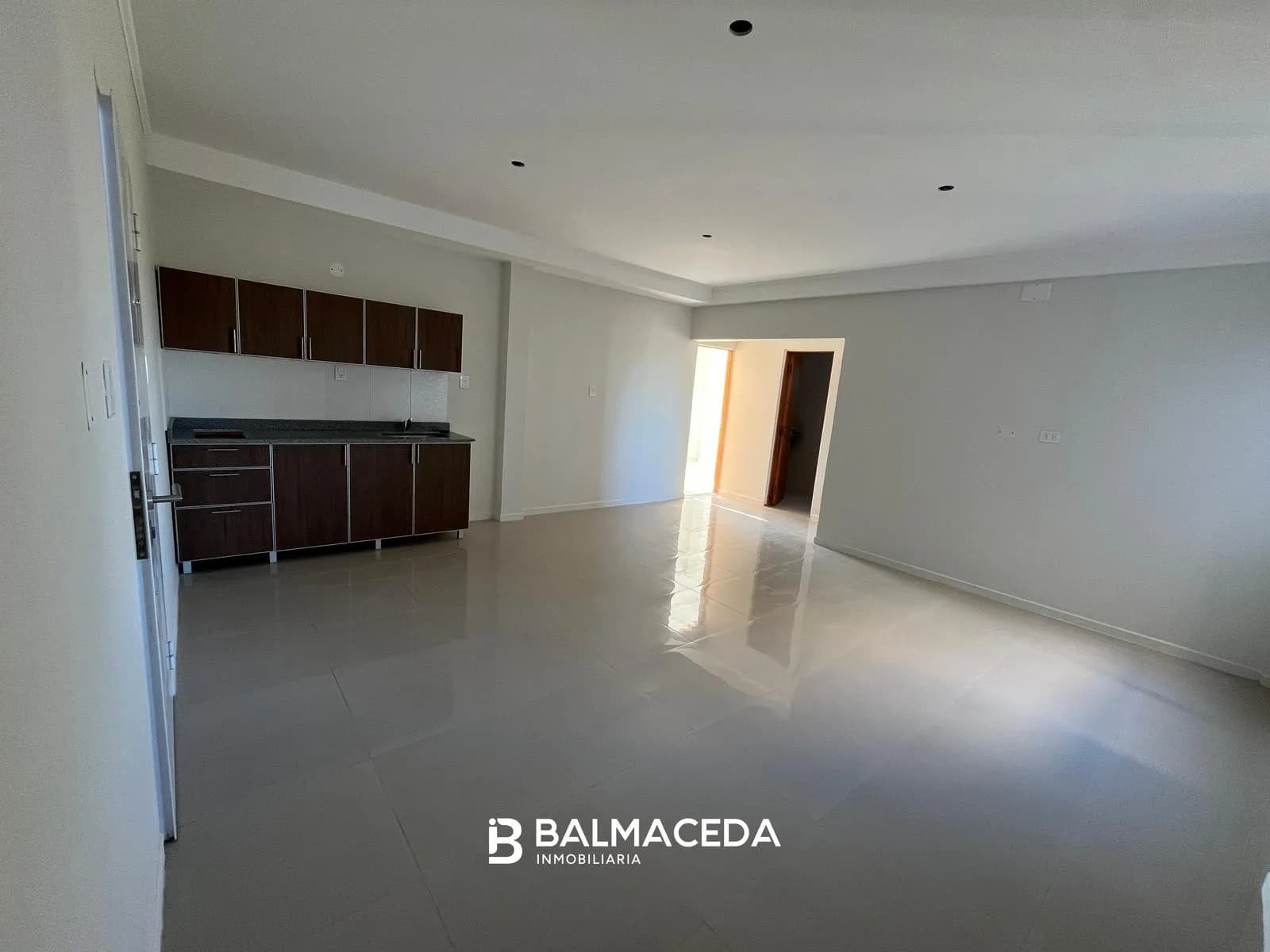 Departamento 2 dormitorios sobre Av. Rademacher