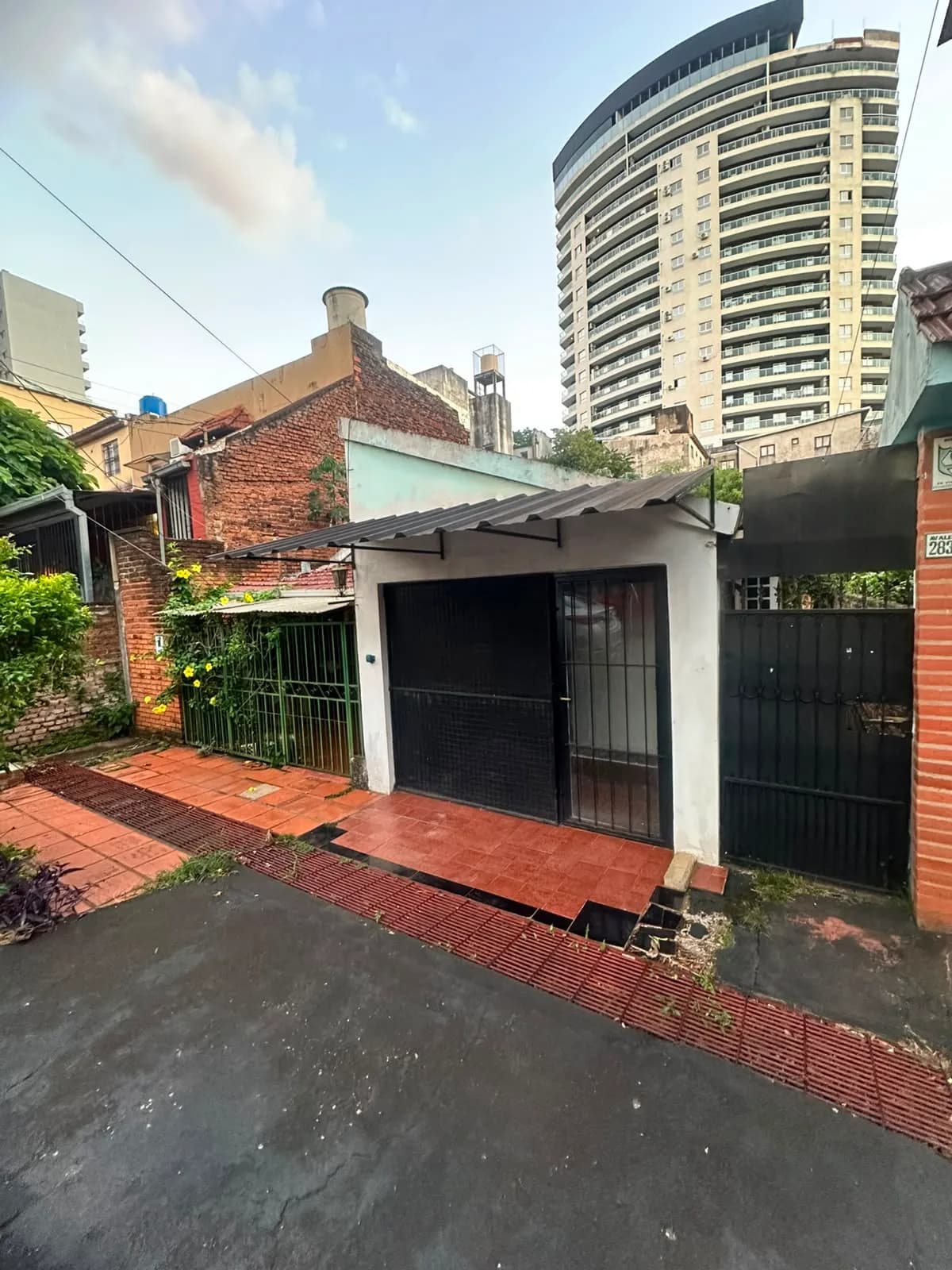 Fachada de casa urbana con portón
