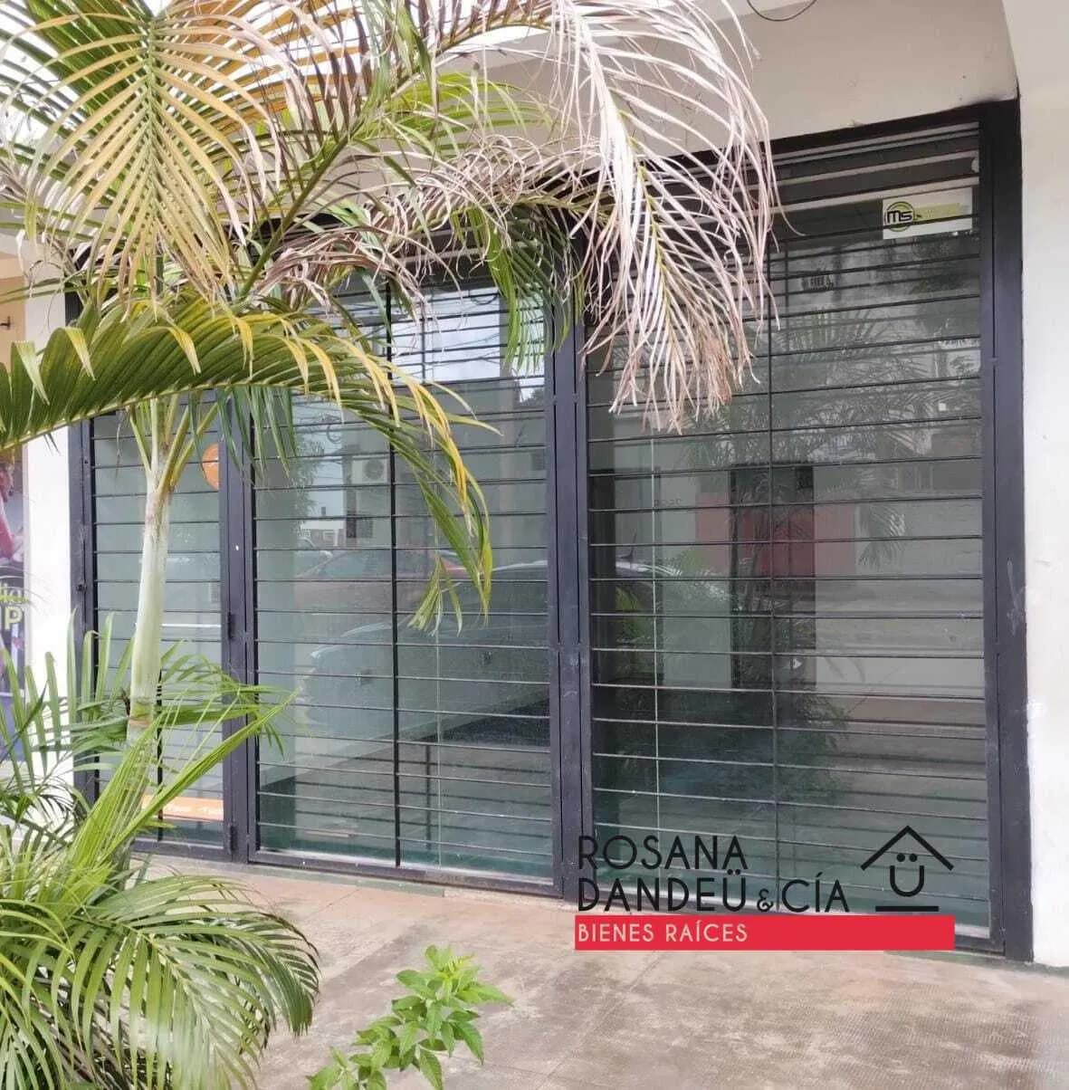 Fachada de local comercial con rejas
