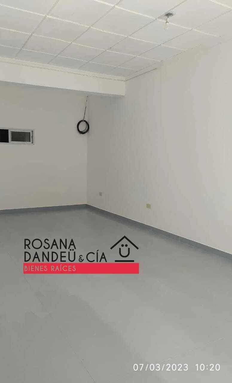Espacio interior amplio y vacío