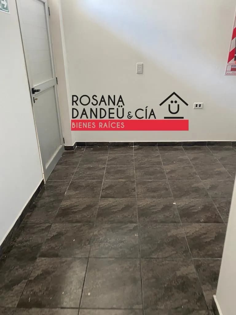 Ambiente vacío con piso oscuro