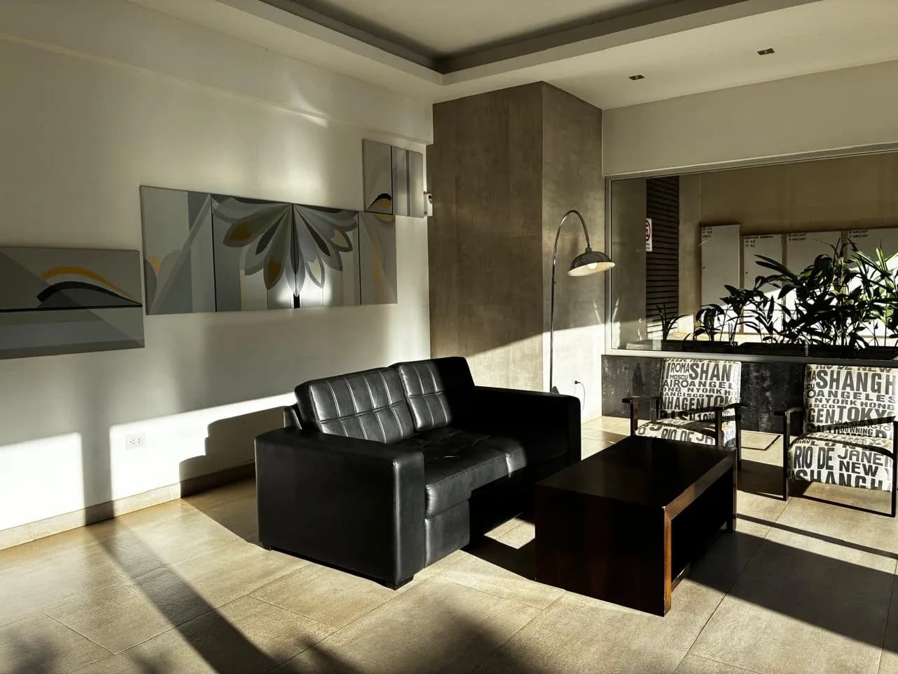 Elegante lobby moderno con luz natural