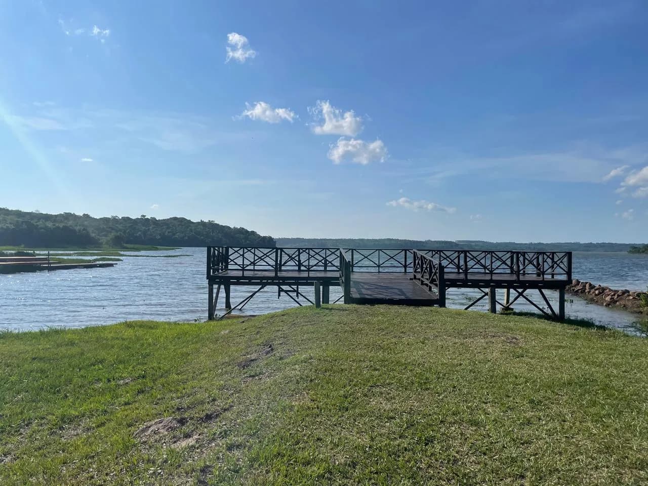 Deck de madera frente al lago