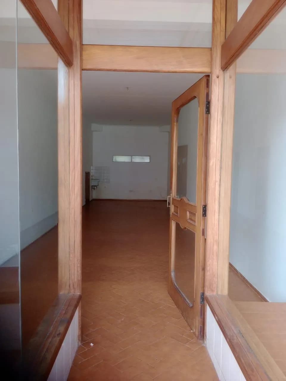 Espacio comercial amplio y vacío