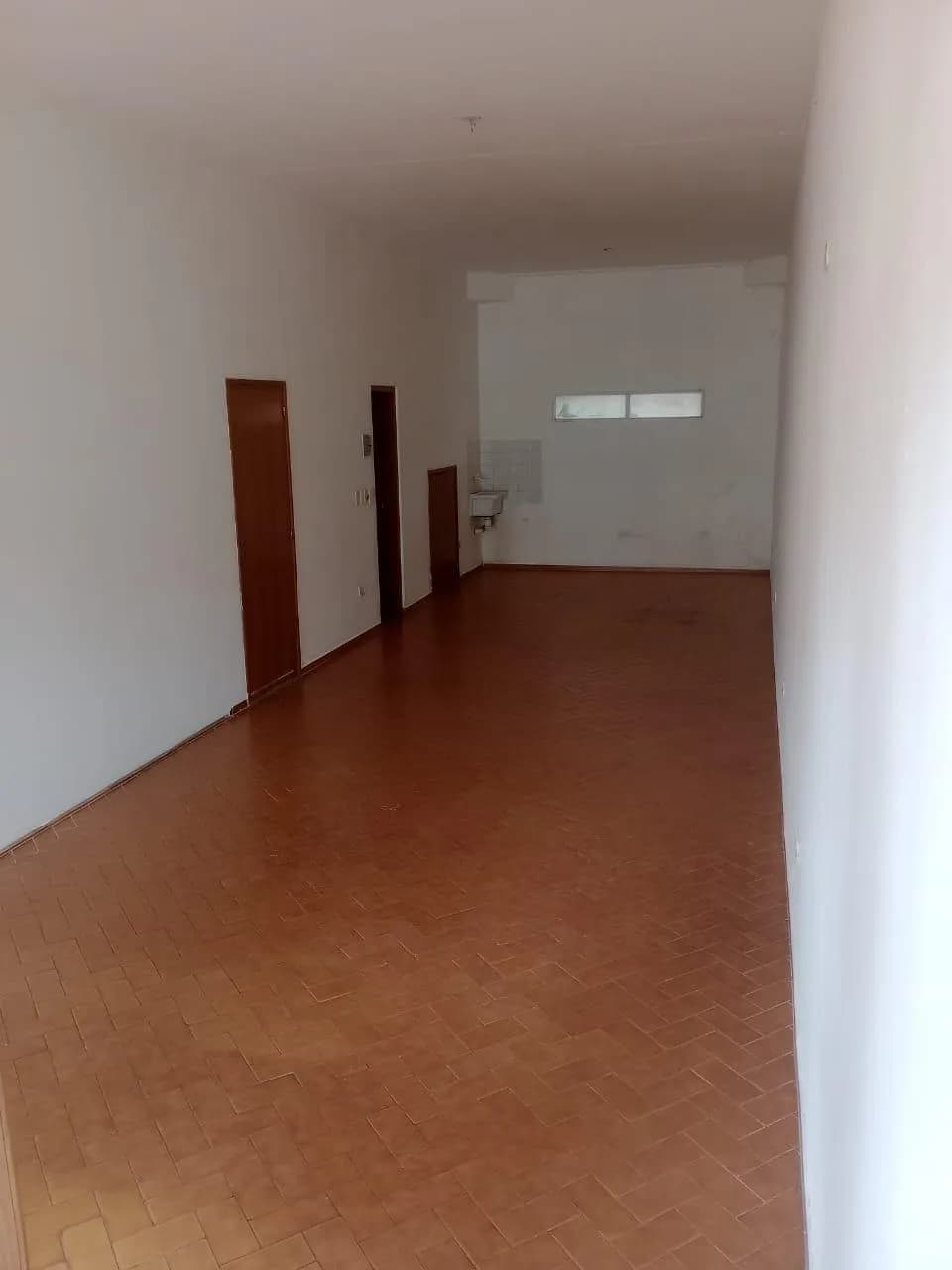 Local comercial vacío con piso cerámico