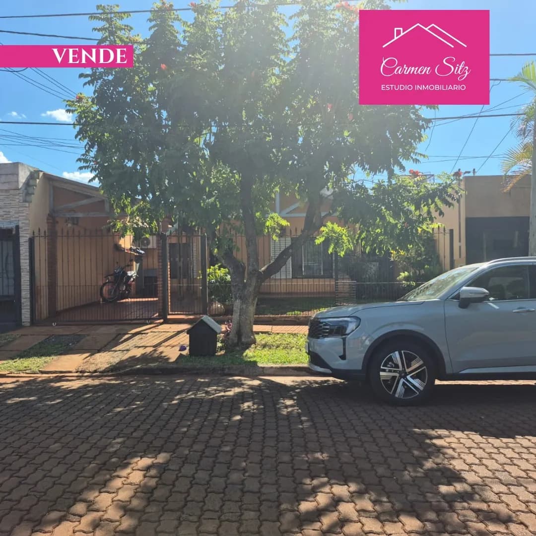 Casa en venta con auto estacionado