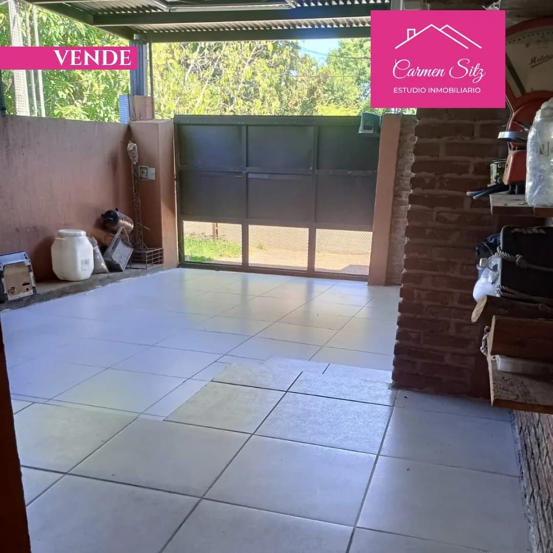 Cochera techada con piso cerámico