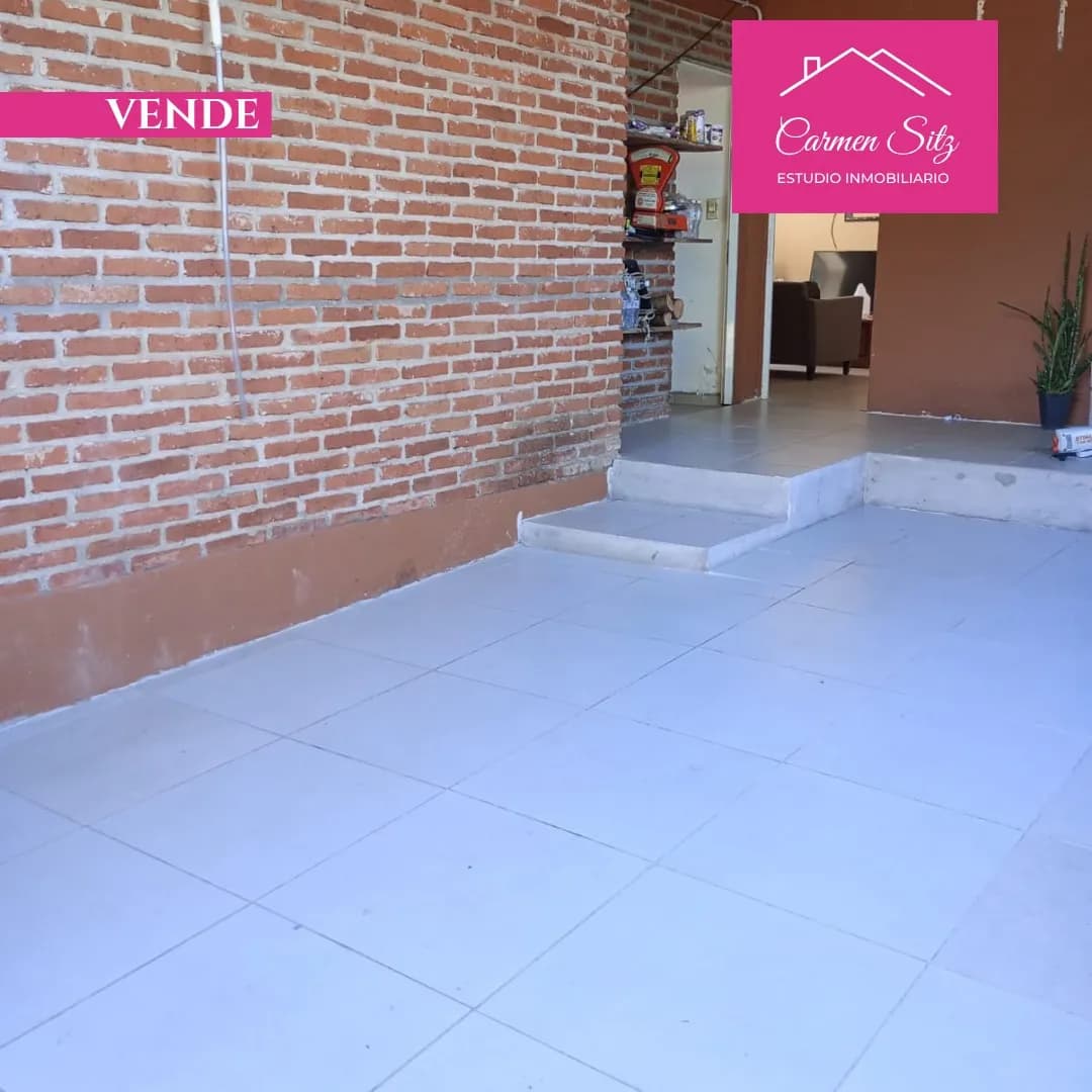 Patio con pared de ladrillo visto