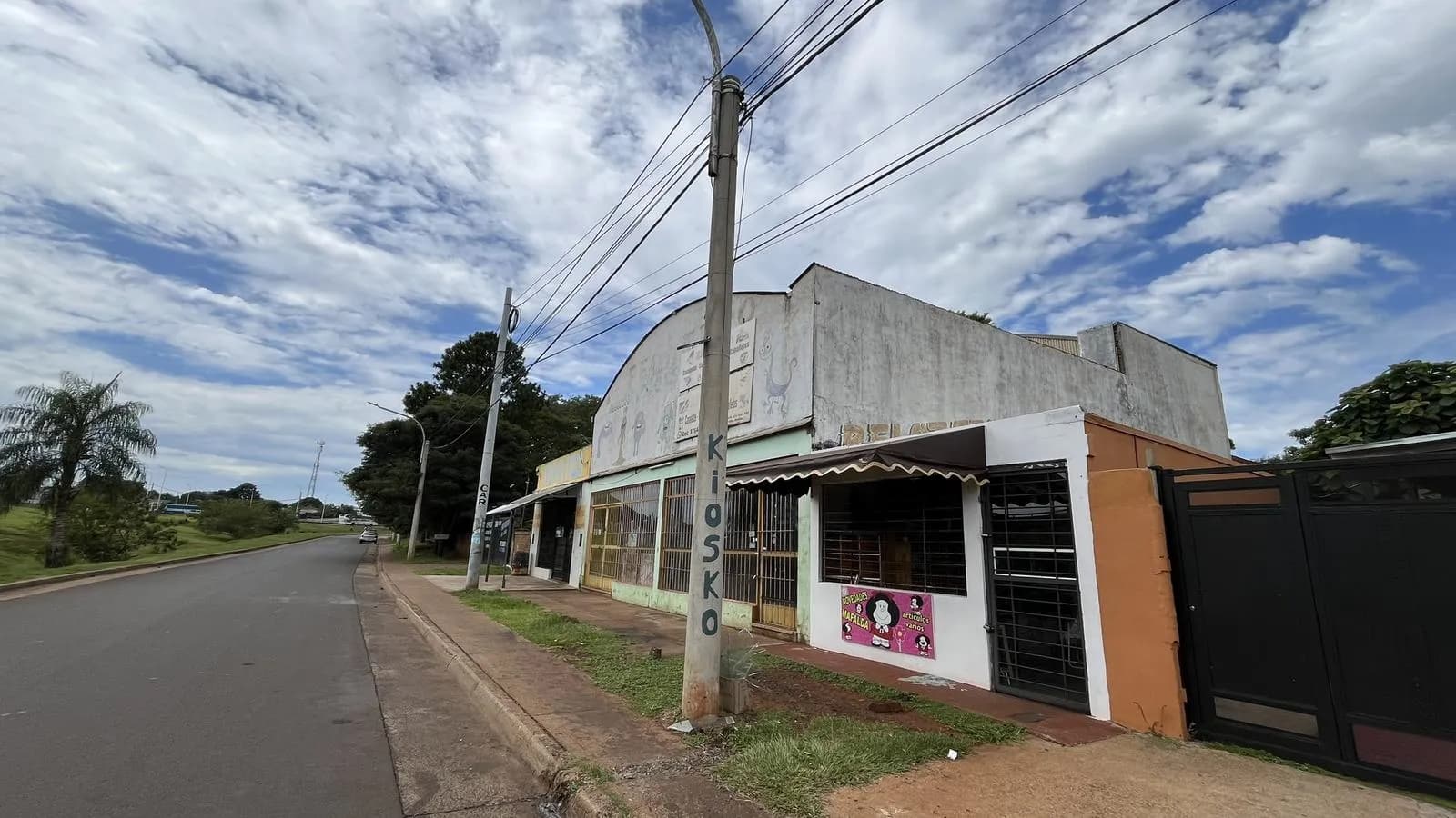 Galpón con frente vidriado más Departamentos en Venta