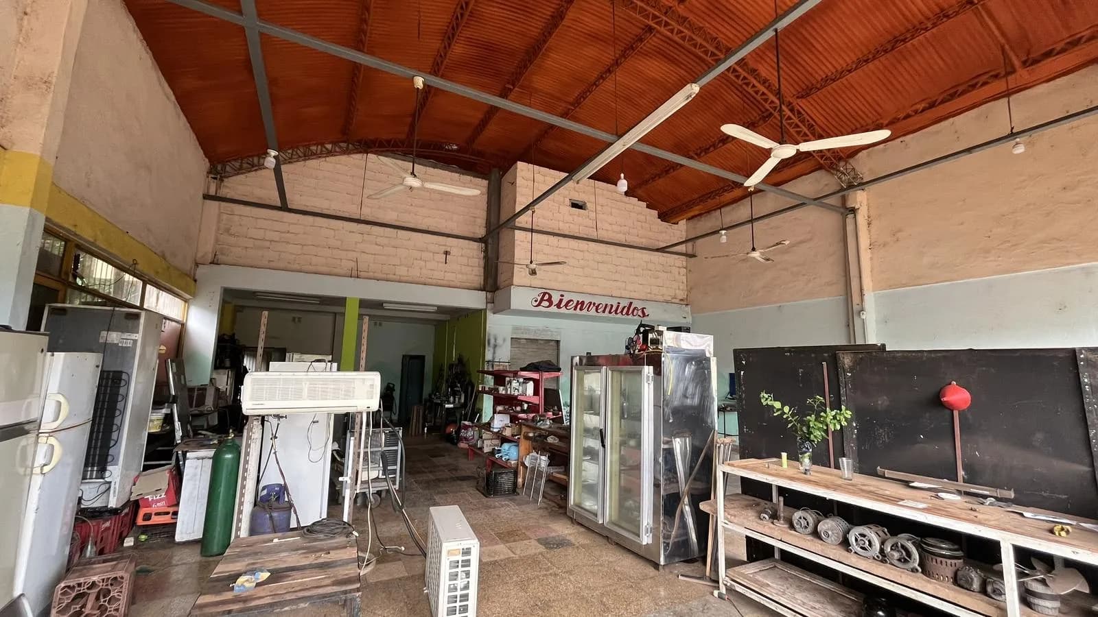 Galpón con frente vidriado más Departamentos en Venta