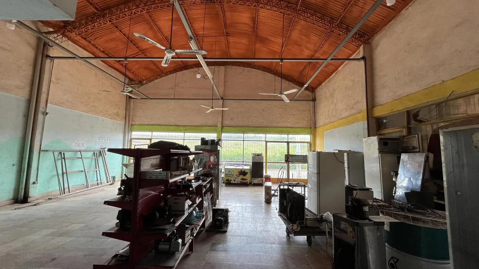 Galpón con frente vidriado más Departamentos en Venta