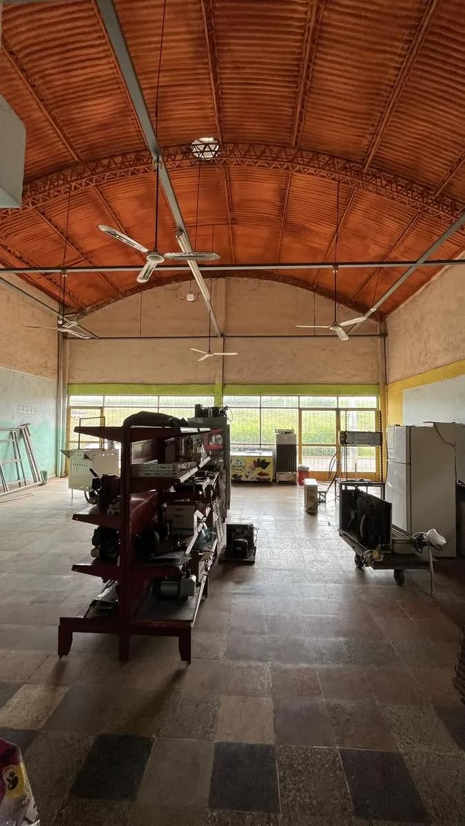 Galpón con frente vidriado más Departamentos en Venta