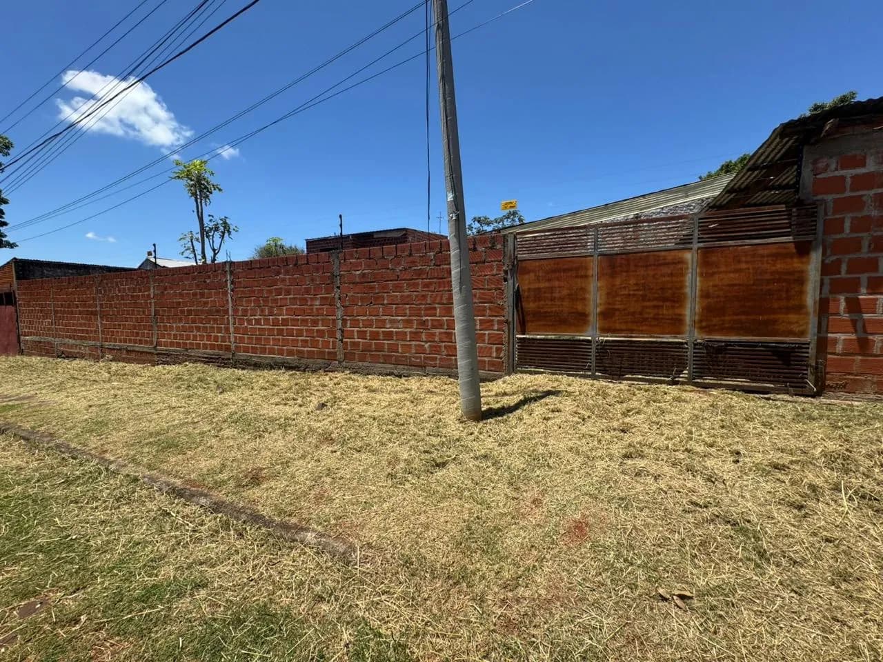 Terreno con muro y portón