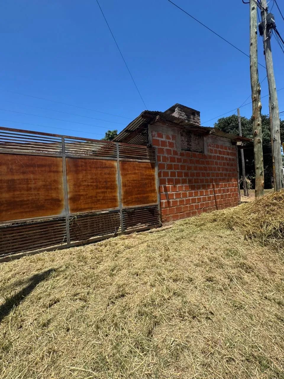Terreno con construcción de ladrillos