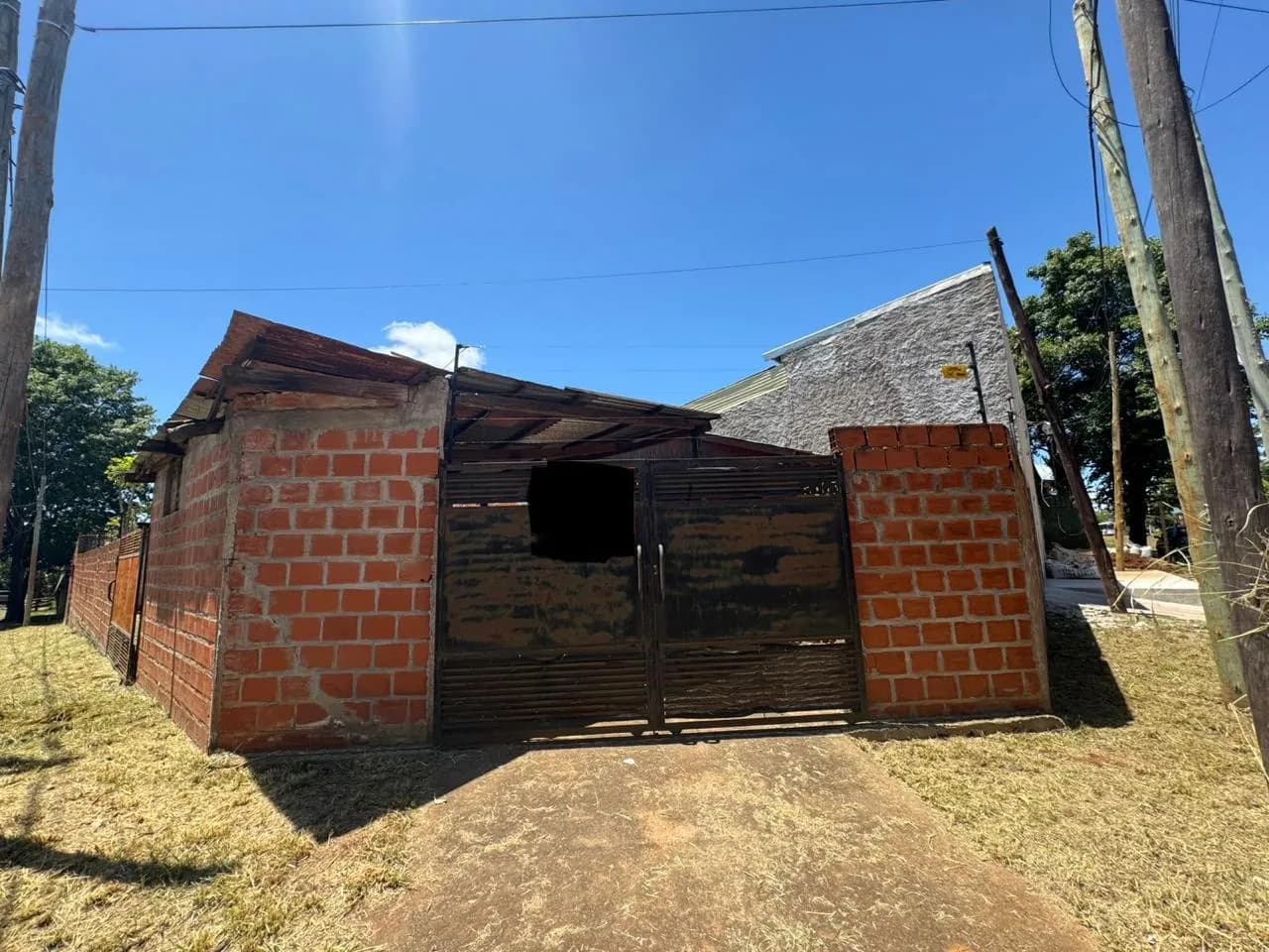 Casa sencilla con portón metálico