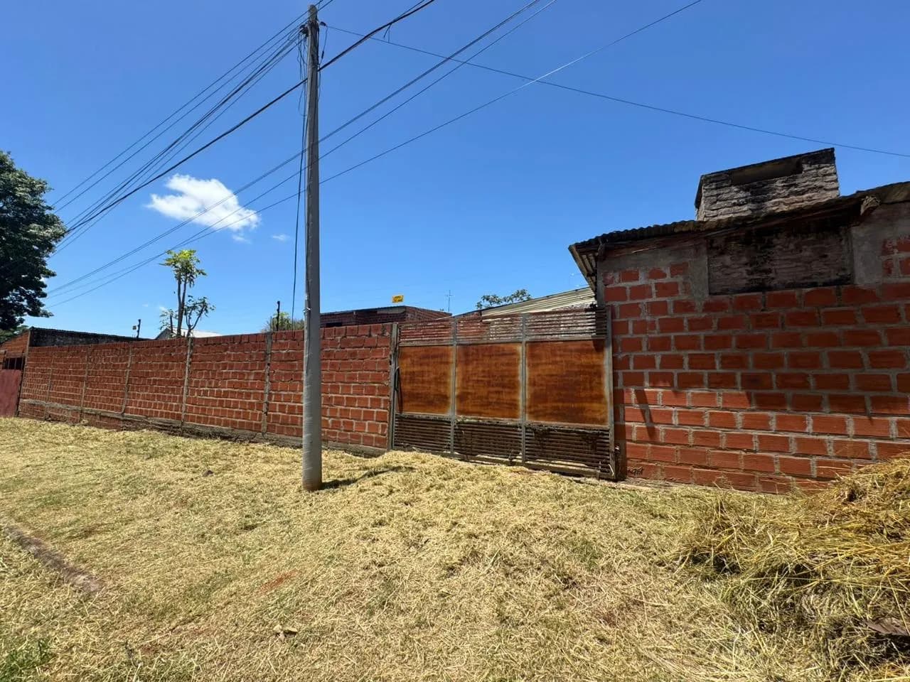 Terreno cercado con muro de ladrillos