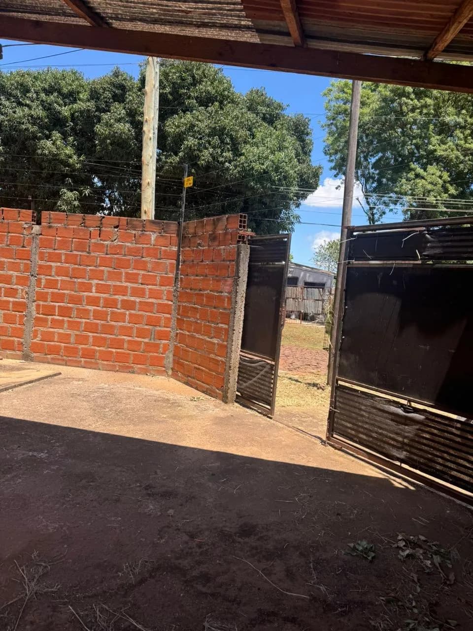 Patio exterior con muro de ladrillos