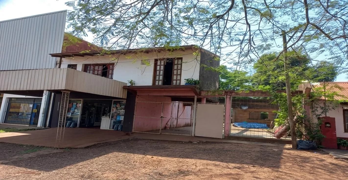 Casa con local comercial en venta