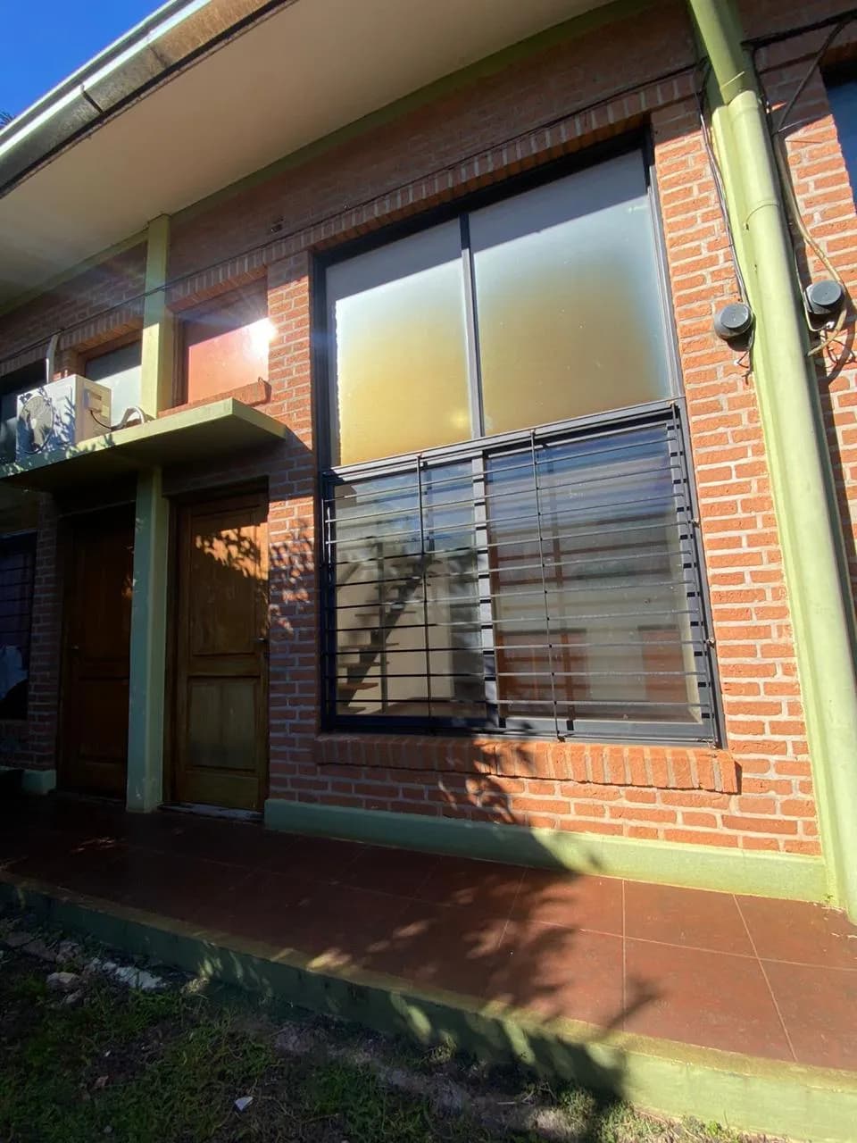 Fachada de casa de ladrillo visto