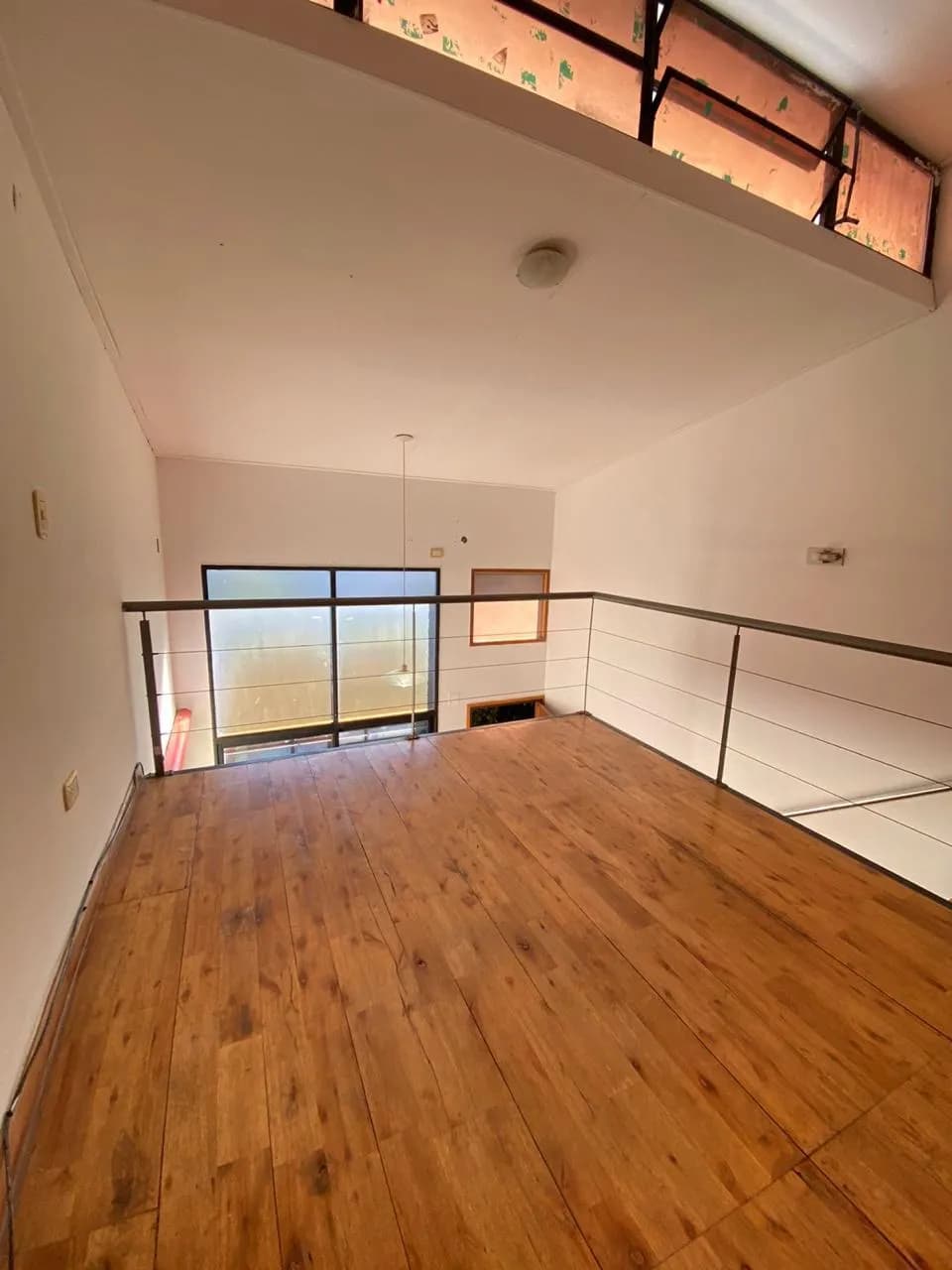 Amplio entrepiso con piso de madera