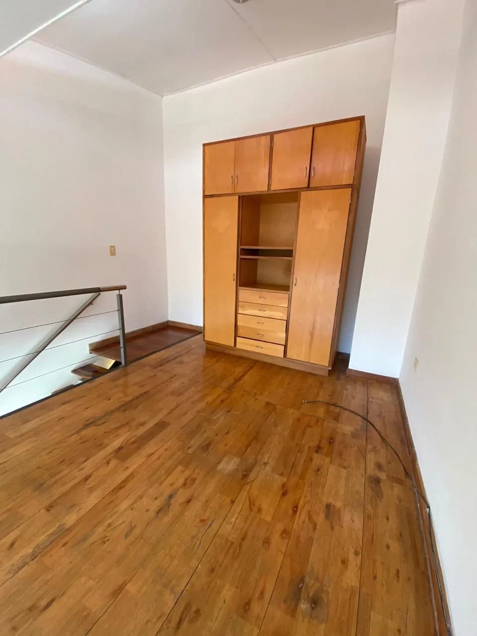 Ambiente amplio con piso de madera