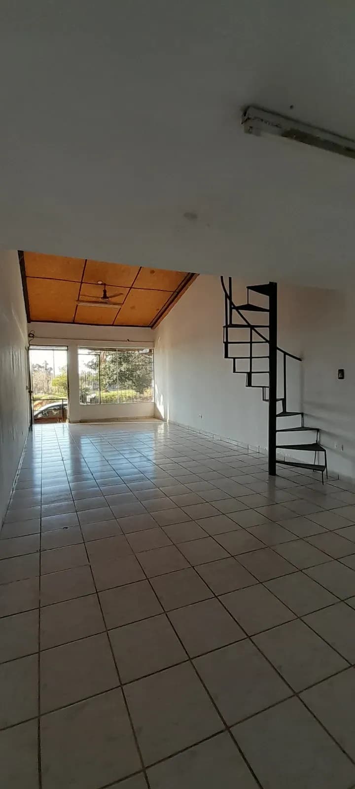 Ambiente amplio con escalera metálica