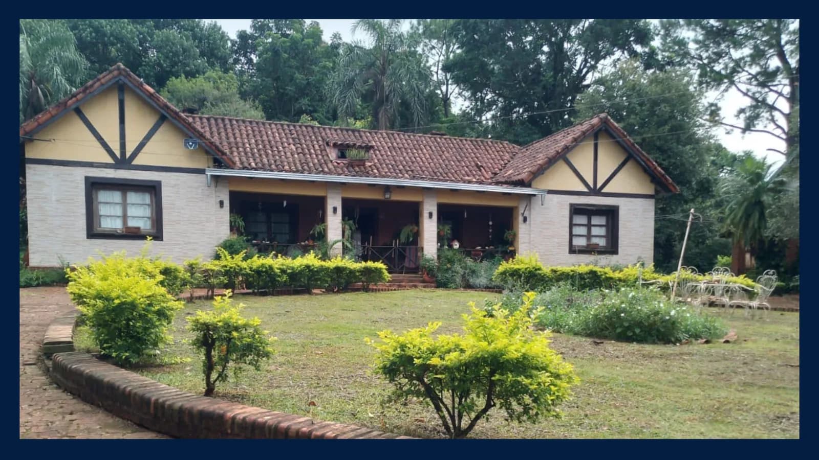Casa rústica con amplio jardín