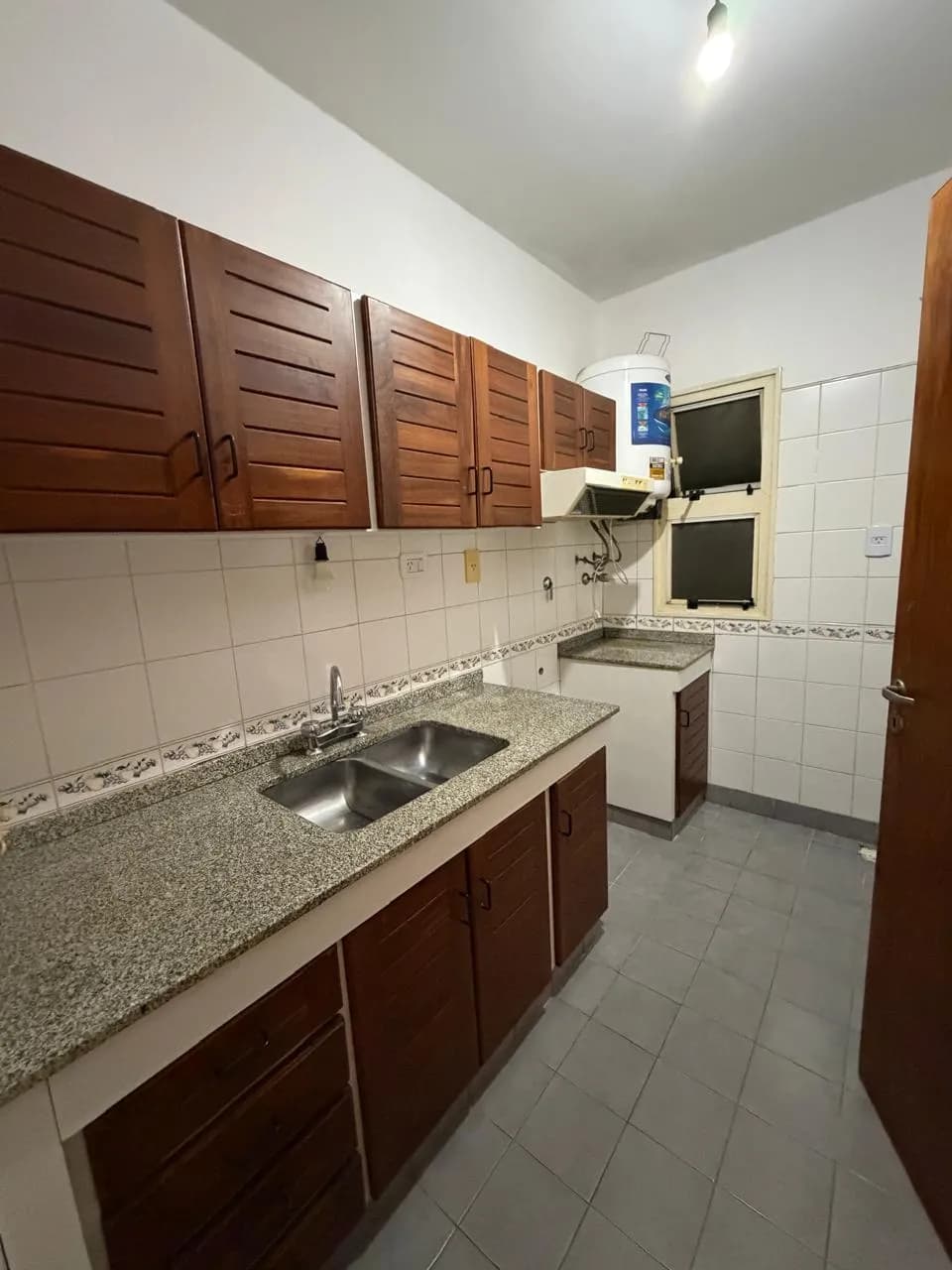 Cocina funcional con muebles de madera