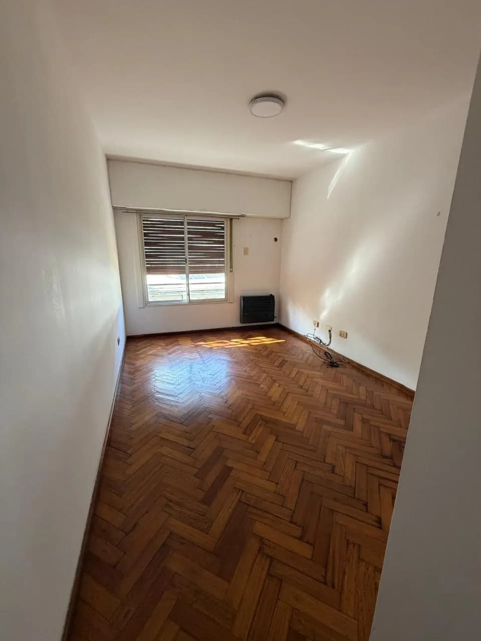 Habitación vacía con piso de parquet