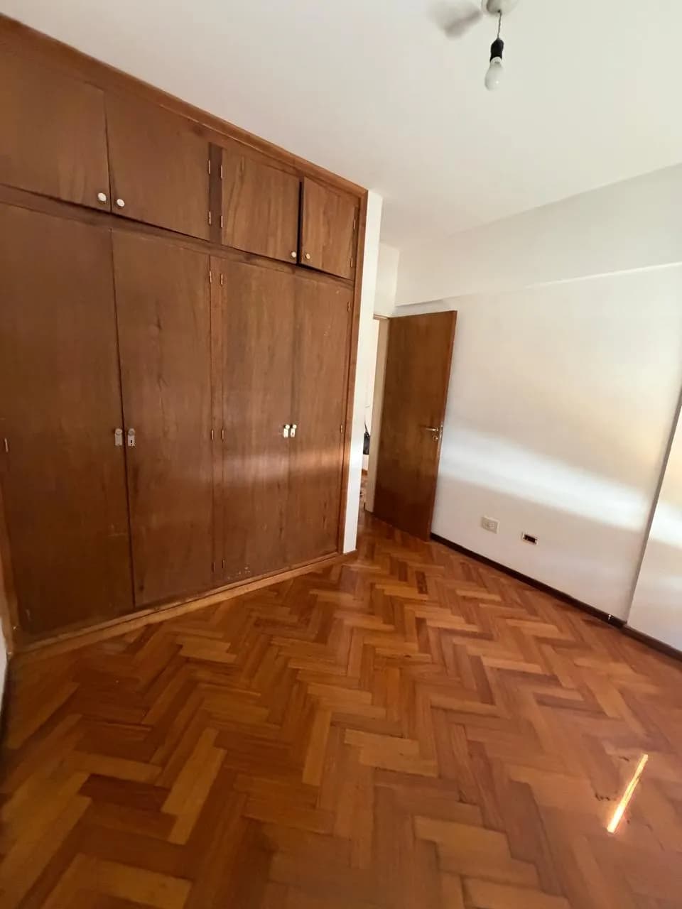 Dormitorio con parquet y amplio placard