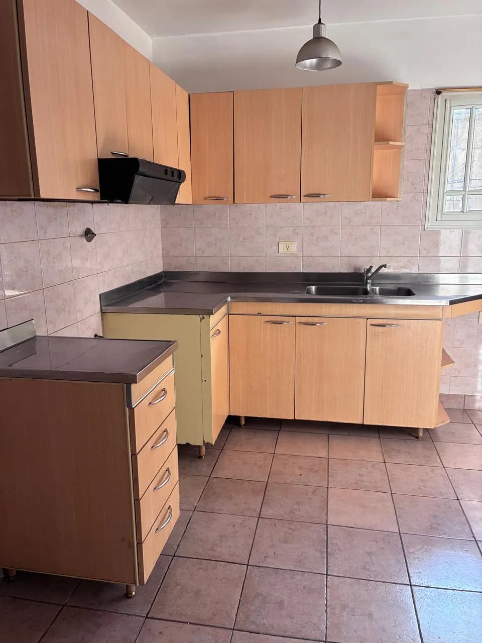 Cocina luminosa con muebles de madera