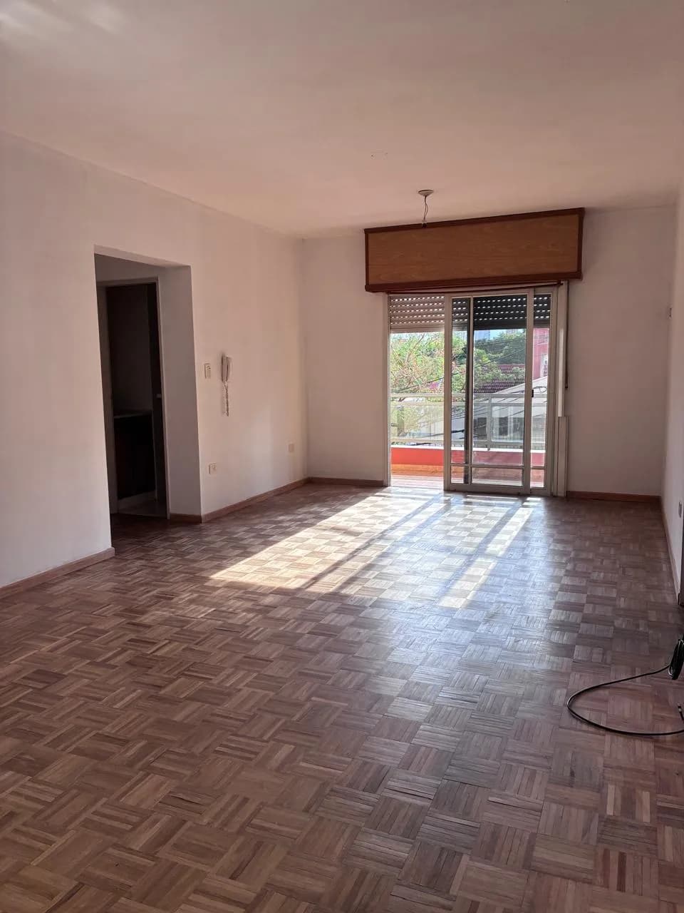 Living luminoso con piso de parquet