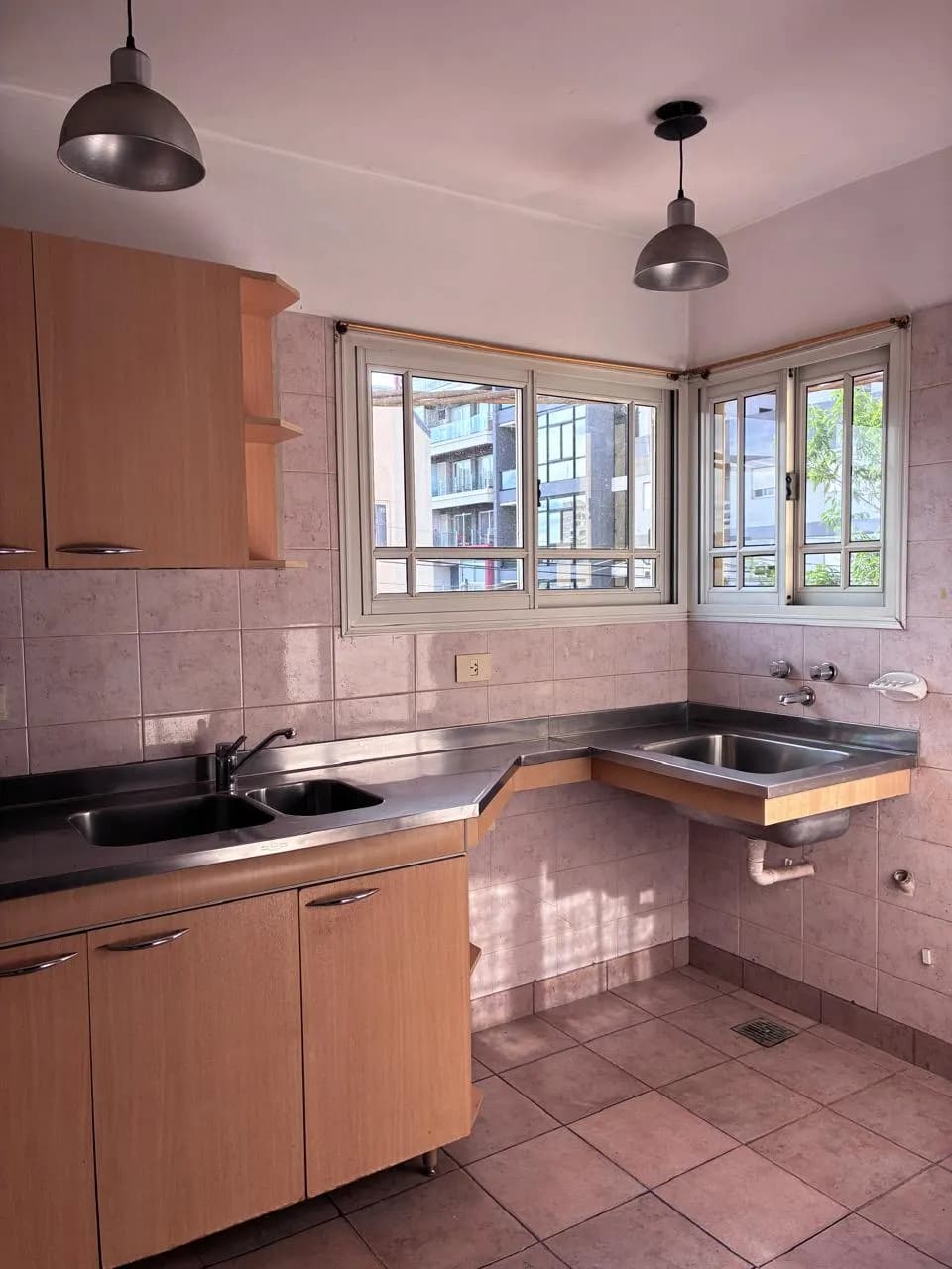 Cocina luminosa con muebles de madera
